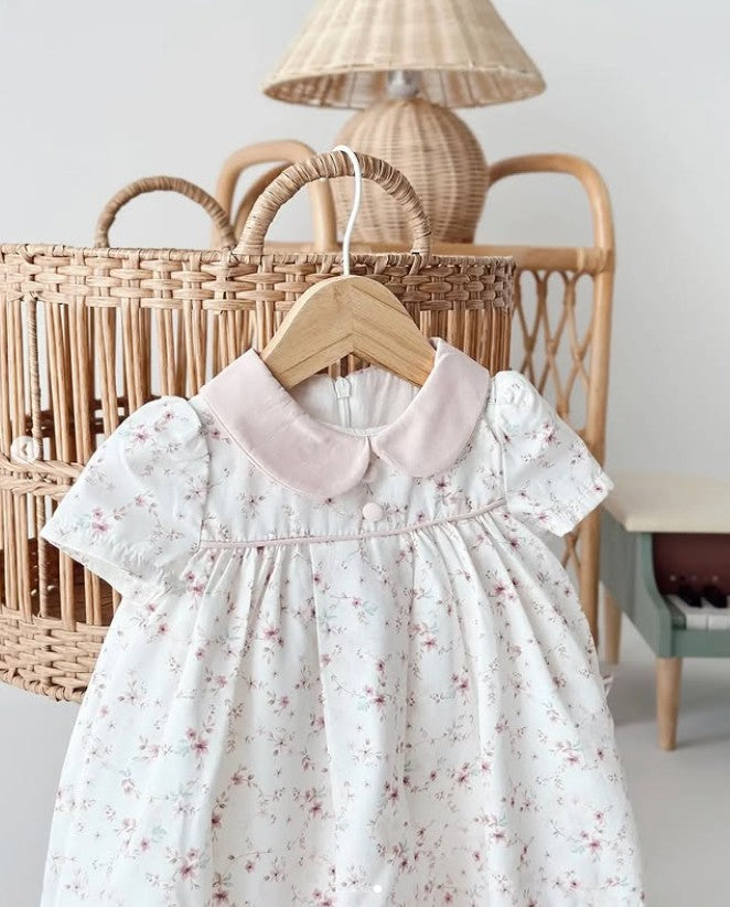 Vestido floral rosa claro y blanco para niña | Mangas cortas | Tejido transpirable, suave y ligero