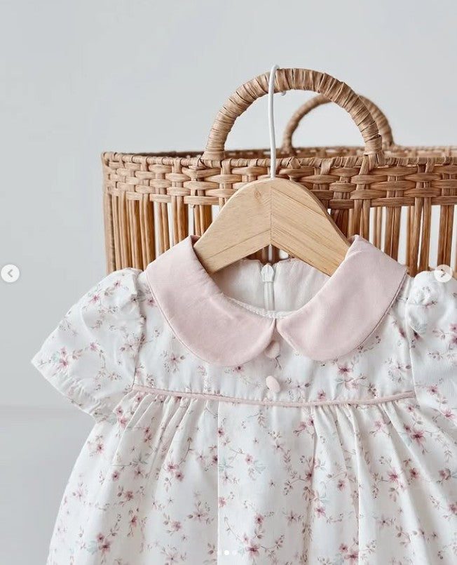 Vestido floral rosa claro y blanco para niña | Mangas cortas | Tejido transpirable, suave y ligero